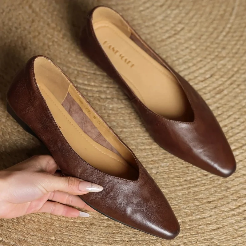 Elegante Damen-Ballerinas aus Lammfell mit spitzer Zehenpartie und 2 cm hohem Kitten-Heel für optimalen Tragekomfort