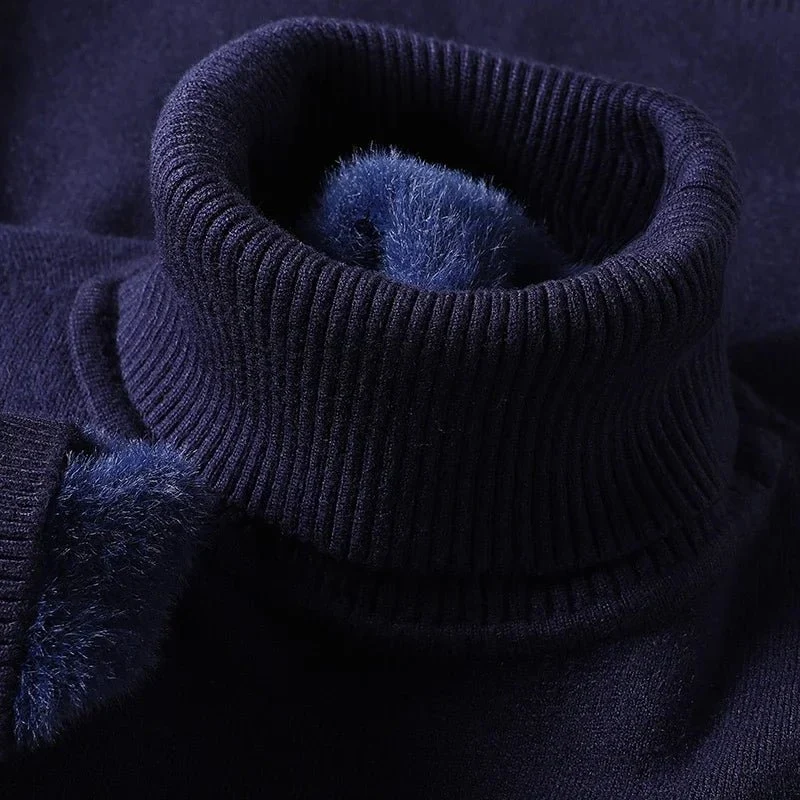 Verleihen Sie Ihrem Stil mit unserem schmal geschnittenen Herren-Rollkragenpullover das gewisse Etwas – bequem, pillingfrei und perfekt für Herbst und Winter.
