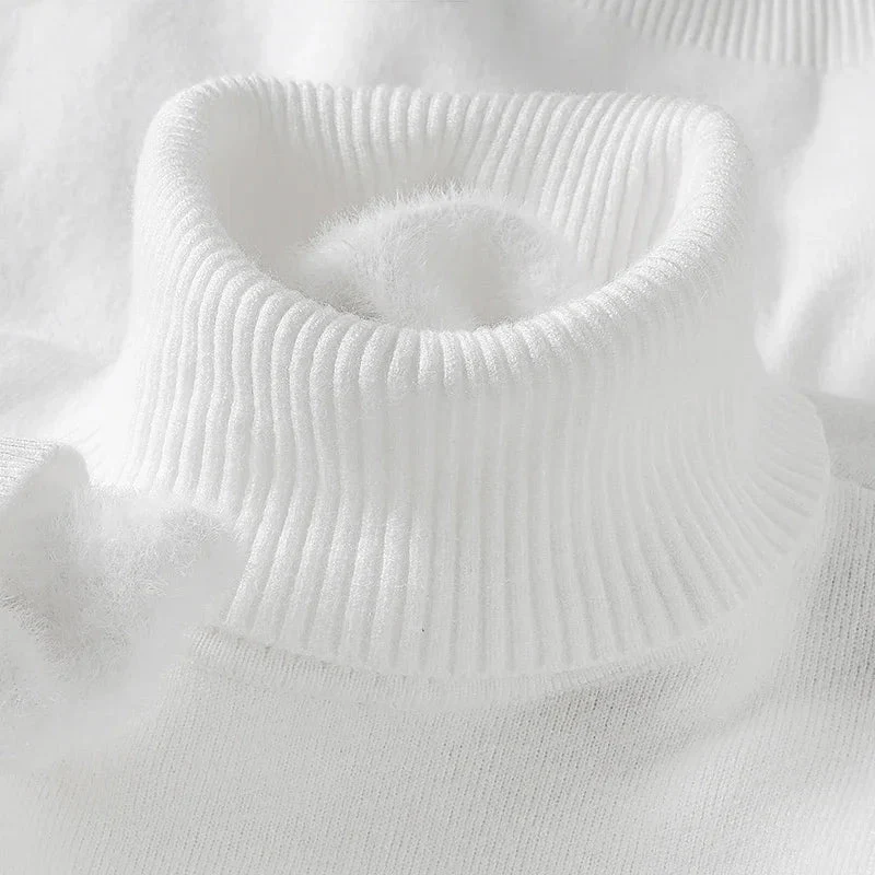 Verleihen Sie Ihrem Stil mit unserem schmal geschnittenen Herren-Rollkragenpullover das gewisse Etwas – bequem, pillingfrei und perfekt für Herbst und Winter.