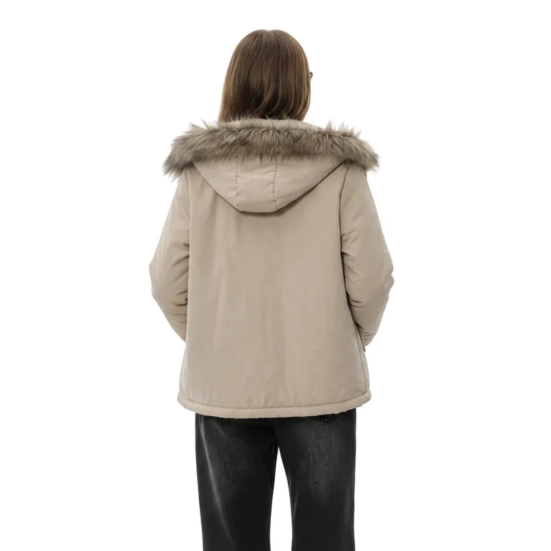 Bleiben Sie kuschelig und schick mit unserer Jacke mit dickem Pelzkragen.
