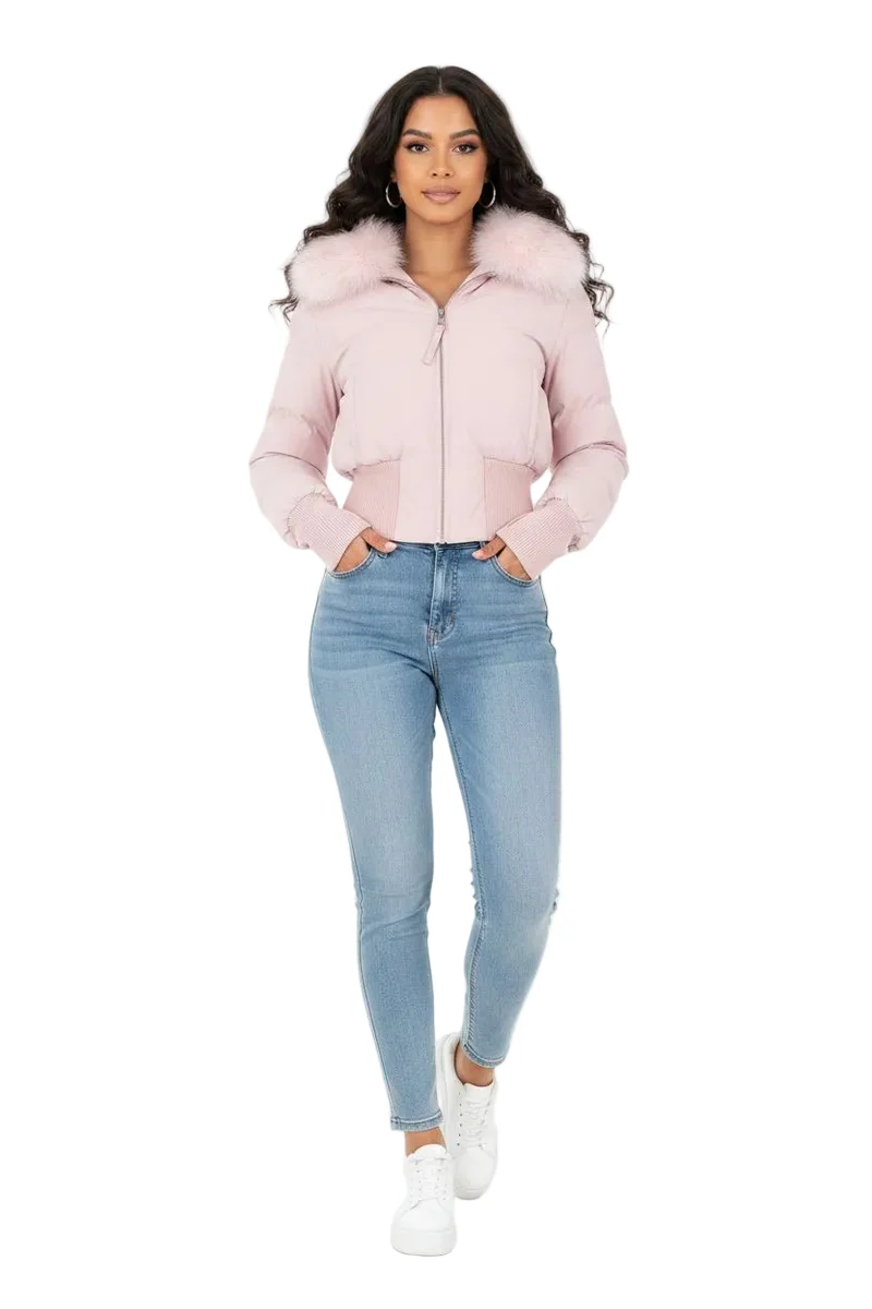 Mit unserem lässigen Damen-Winterdaunenmantel bleiben Sie stilvoll und warm.