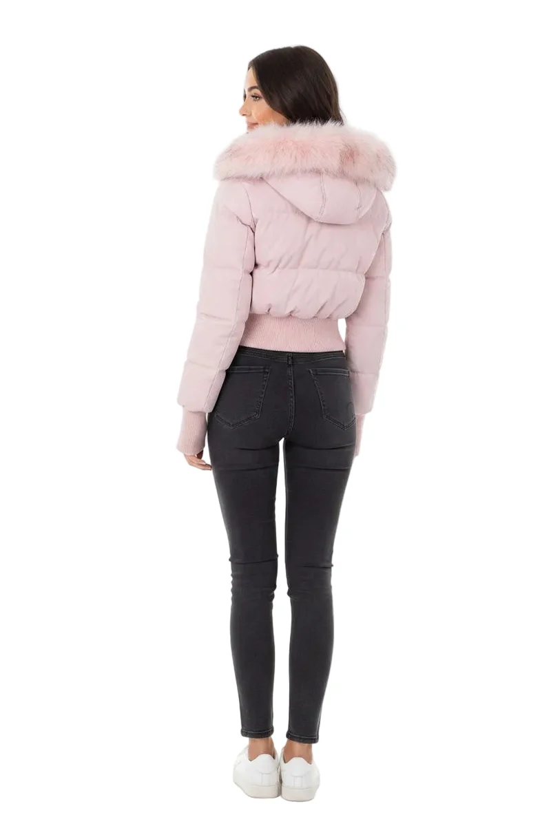 Mit unserem lässigen Damen-Winterdaunenmantel bleiben Sie stilvoll und warm.