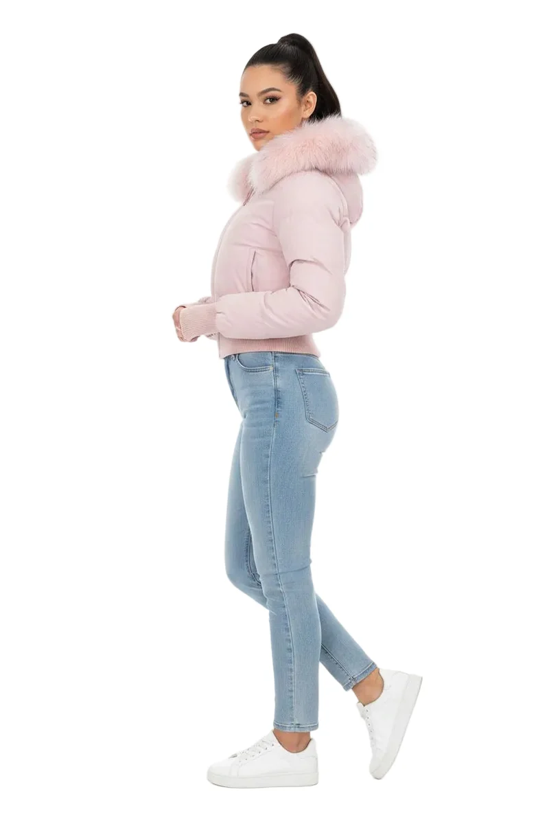 Mit unserem lässigen Damen-Winterdaunenmantel bleiben Sie stilvoll und warm.