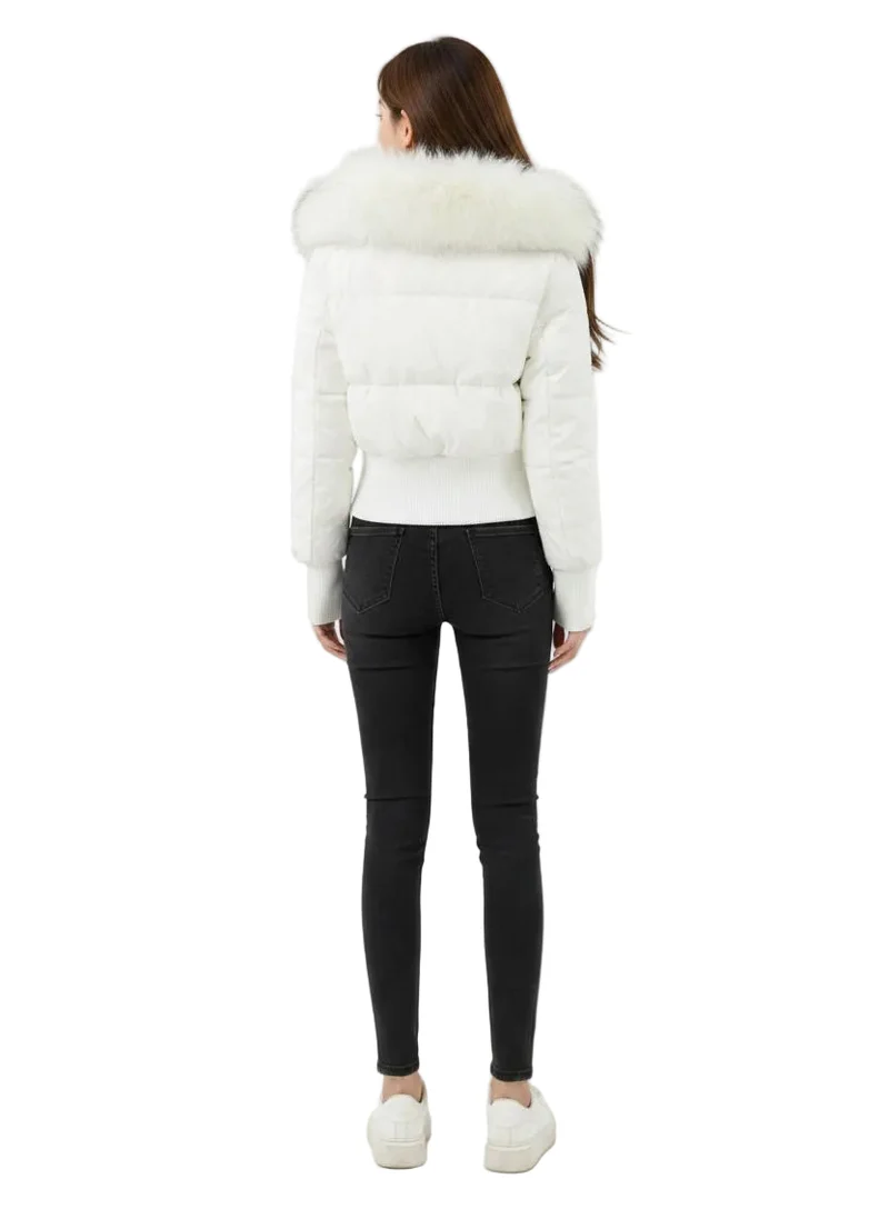 Mit unserem lässigen Damen-Winterdaunenmantel bleiben Sie stilvoll und warm.
