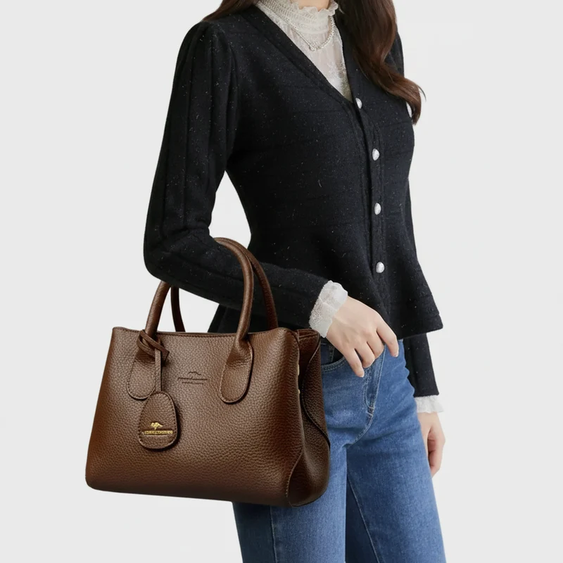 Luxuriöse Damenhandtaschen: Verleihen Sie Ihrem Stil mit unserer dreilagigen Umhängetasche das gewisse Etwas.