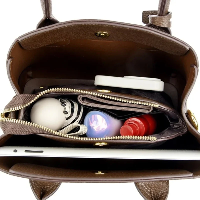 Luxuriöse Damenhandtaschen: Verleihen Sie Ihrem Stil mit unserer dreilagigen Umhängetasche das gewisse Etwas.