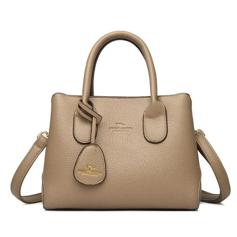 Luxuriöse Damenhandtaschen: Verleihen Sie Ihrem Stil mit unserer dreilagigen Umhängetasche das gewisse Etwas.