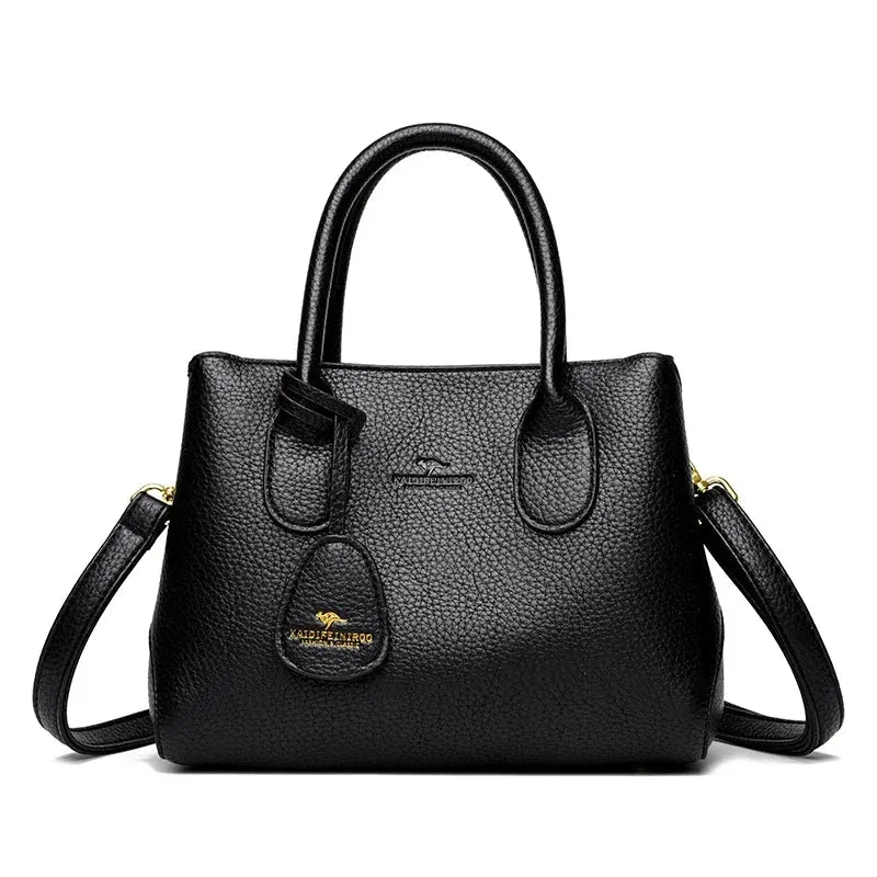 Luxuriöse Damenhandtaschen: Verleihen Sie Ihrem Stil mit unserer dreilagigen Umhängetasche das gewisse Etwas.