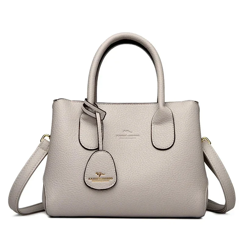 Luxuriöse Damenhandtaschen: Verleihen Sie Ihrem Stil mit unserer dreilagigen Umhängetasche das gewisse Etwas.