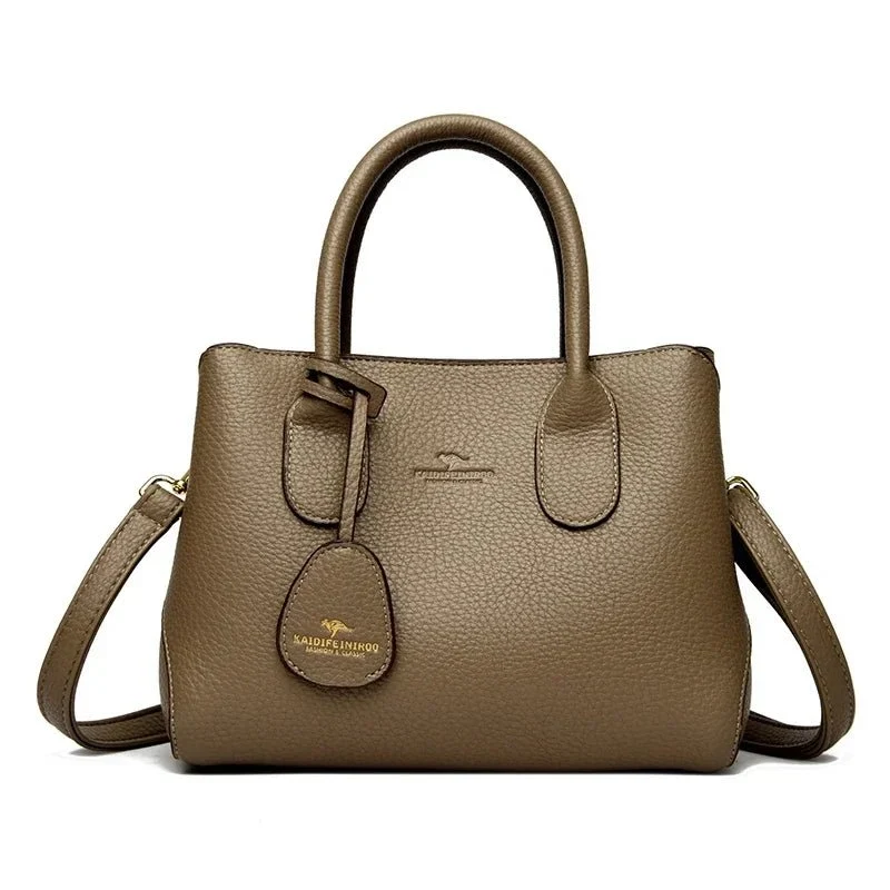 Luxuriöse Damenhandtaschen: Verleihen Sie Ihrem Stil mit unserer dreilagigen Umhängetasche das gewisse Etwas.