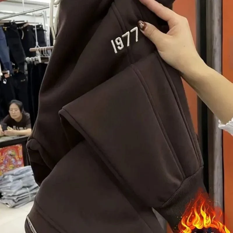 Verleihen Sie Ihrem Stil mit unserer lässigen High-Waist-Hose das gewisse Etwas.