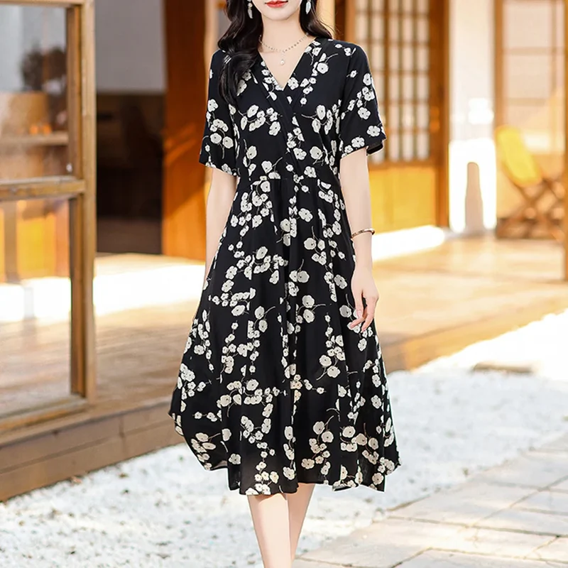 Verleihen Sie Ihrem Stil mit unserem eleganten Sommerkleid mit Blumenmuster das gewisse Etwas