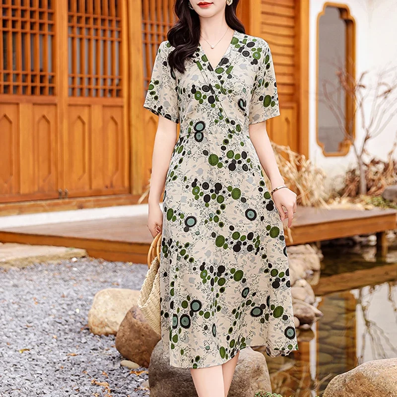 Verleihen Sie Ihrem Stil mit unserem eleganten Sommerkleid mit Blumenmuster das gewisse Etwas