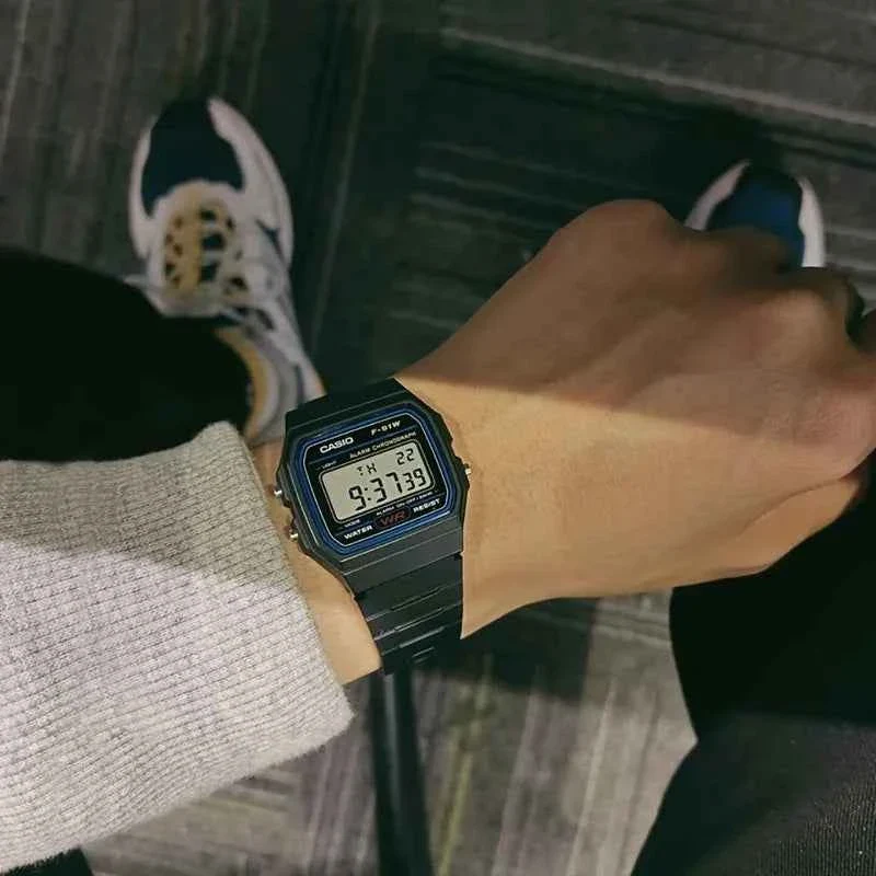 Casio F91W Retro-Wasserdichte Uhr - Modische, schlichte, kleine, quadratische elektronische Uhr mit LCD-Display