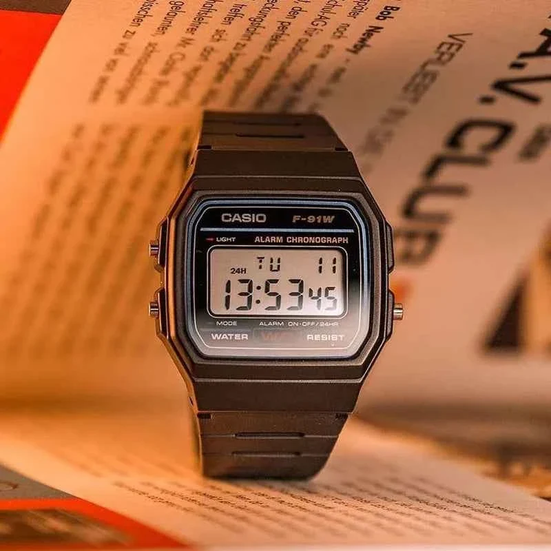 Casio F91W Retro-Wasserdichte Uhr - Modische, schlichte, kleine, quadratische elektronische Uhr mit LCD-Display