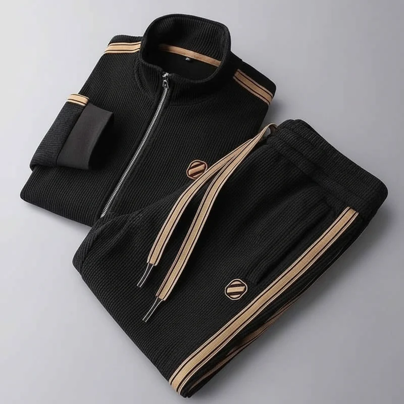 Sportliches Herren-Herbstset: Zweiteiliger Anzug mit Kapuzenstrickjacke und gerader Jogginghose.