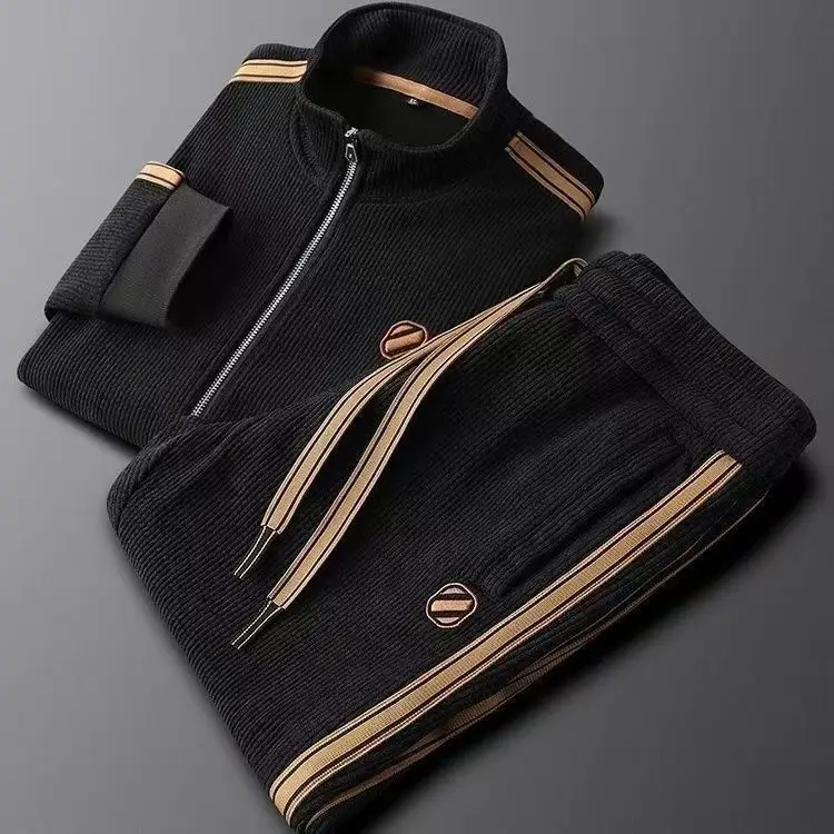 Sportliches Herren-Herbstset: Zweiteiliger Anzug mit Kapuzenstrickjacke und gerader Jogginghose.