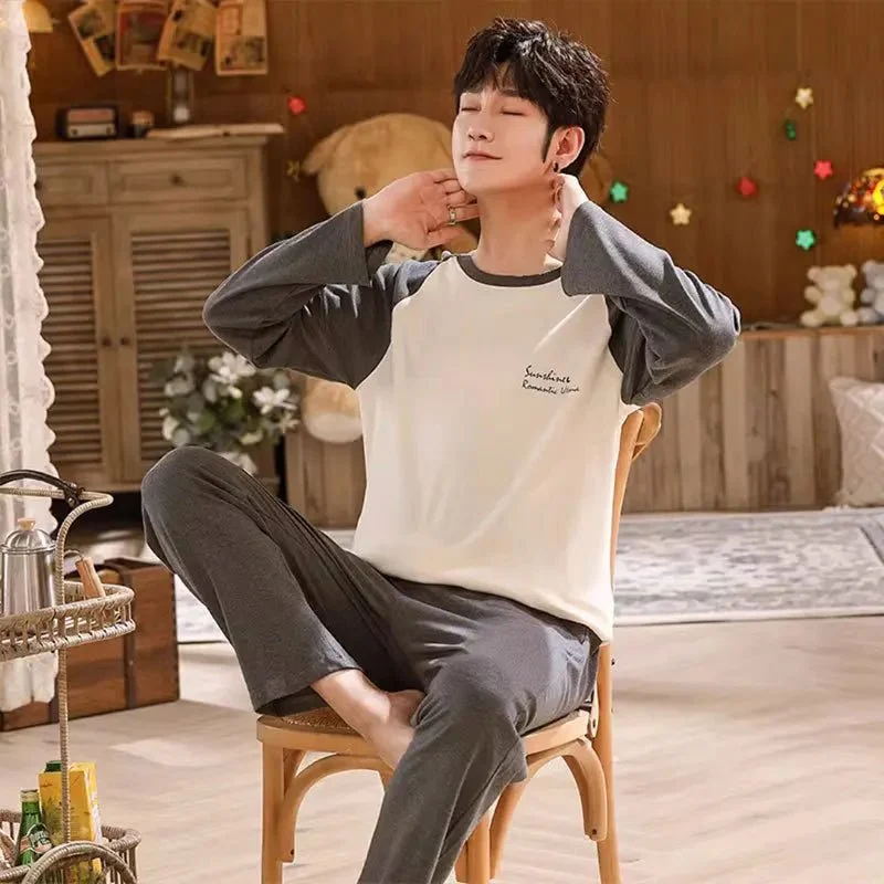 Koreanischer Herren-Pyjama im Karomuster, bestehend aus langärmeligem Oberteil und Hose.