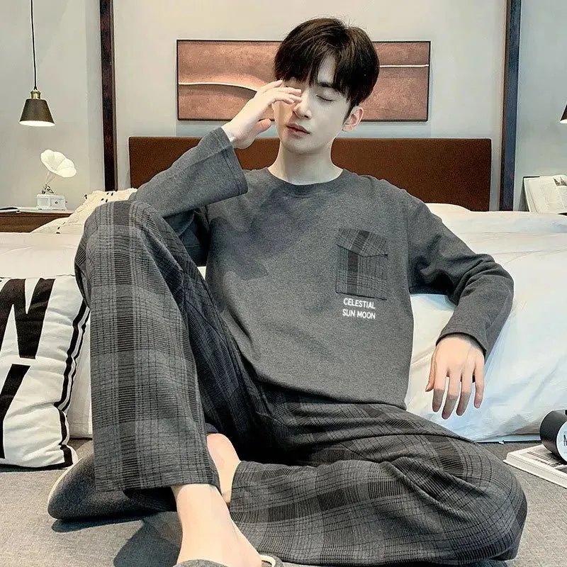 Koreanischer Herren-Pyjama im Karomuster, bestehend aus langärmeligem Oberteil und Hose.