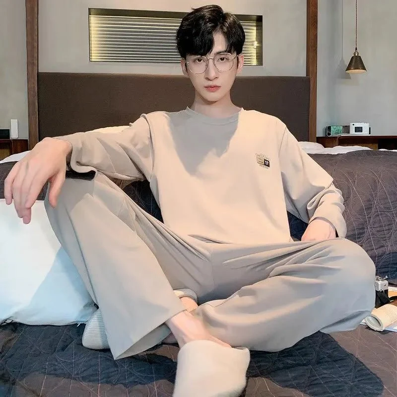 Koreanischer Herren-Pyjama im Karomuster, bestehend aus langärmeligem Oberteil und Hose.