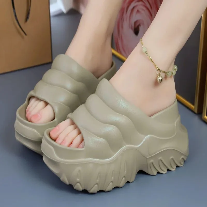 Steigern Sie Ihren Komfort mit Damen-Sommer-Plateau-Slippern.