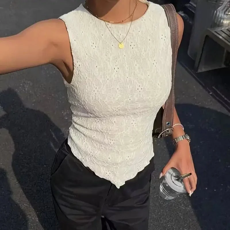 Damen-Top mit Y2K-Spitzenschulterträgern – Cremefarbenes, doppellagiges, leichtes Sommershirt mit asymmetrischem Saum und Rundhalsausschnitt